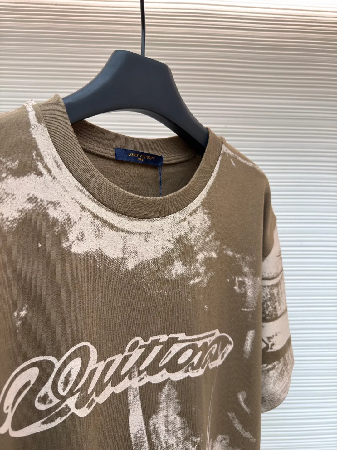 LOUIS VUITTON Overprinted round neck illusion printed short-sleeved T-shirt ●Original version: Purchased and developed by 8563 ●Item number: 1682465-A20 ●Fabric: 100% cotton ●Technology: Printing ●Color: Khaki brown ●Version: Fitted version ●Weight: about 305 grams ●Size: S-M-L-XL ●Description: This Louis Vuitton tie-dye lettered short-sleeved T-shirt is made of 260g high-count combed cotton fabric. It has been treated with pre-wash water. The fabric has a soft and skin-friendly touch and a crisp texture, while effectively avoiding the problem of shrinkage and deformation after wearing. The body of the garment uses hand-made tie-dye technology to present a mottled and smudged texture effect. The tie-dye pattern of each piece is unique. It is paired with the classic "Vuitton" letter logo created by embossed silicone printing technology. The printing is processed by high-temperature lamination, which has strong adhesion and is not easy to fall off and crack. The neckline is sewn with double-needle hemming technology and is paired with a ribbed edge design, which is durable and not easy to loosen. The side seams are spliced ​​with embedded clip technology to make the body lines smoother. The overall fabric selection and craftsmanship details continue the brand's high-end clothing standards, taking into account both design and practical wearability. The overall wiring is straight and delicate, the fabric is comfortable and soft, and the color is consistent without color difference. It can be matched with the same style to create a fashionable look and control various occasions. Customized accessories, complete with three standards, same style for men and women!